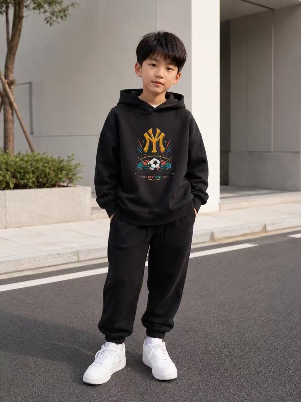 男孩黑色连帽卫衣穿搭