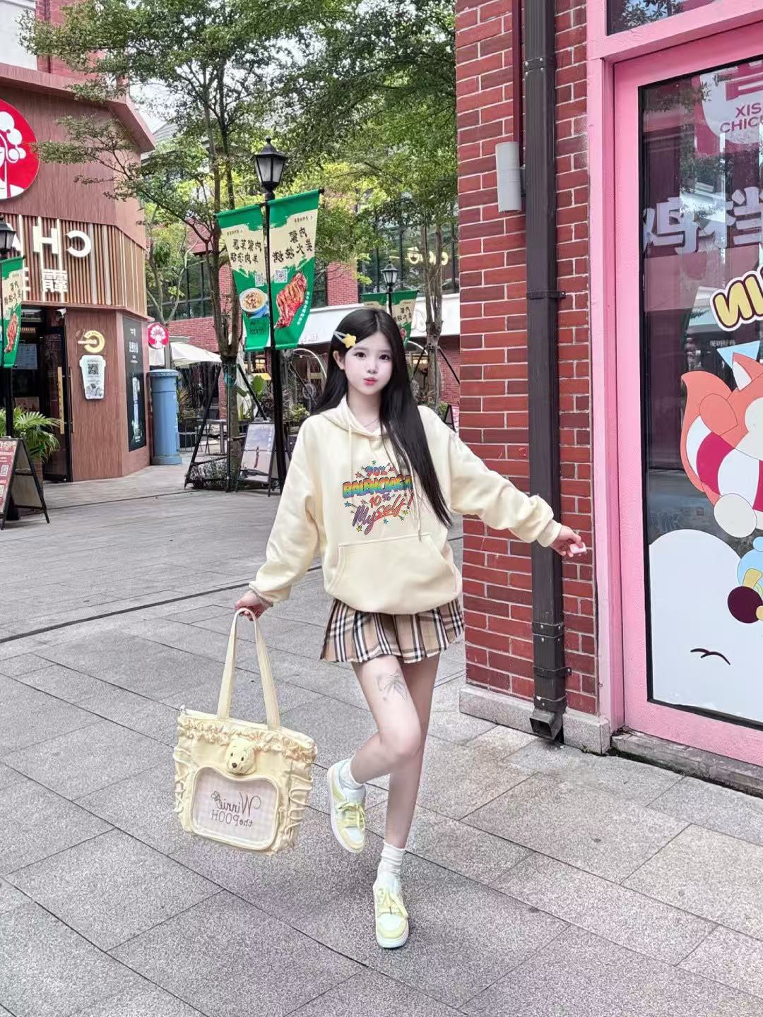 女孩奶油色连帽卫衣穿搭